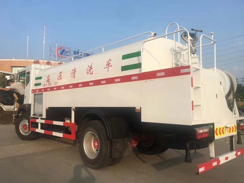 東風(fēng)大多利卡D9高壓清洗車(chē)