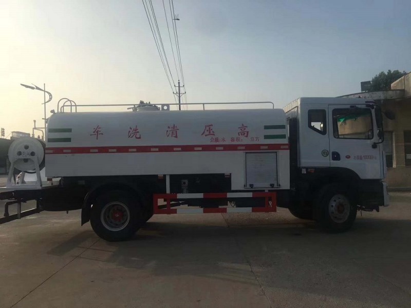 東風(fēng)大多利卡D9高壓清洗車(chē)