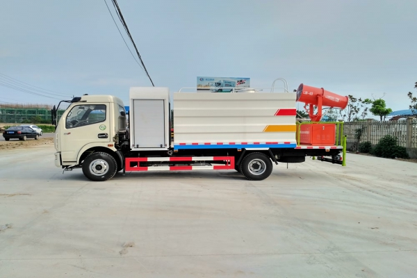 東風(fēng)大多利卡抑塵車(方形6.5噸、30-50米霧炮、單排駕駛室) 東風(fēng)大多利卡抑塵車(方形6.5噸、30-50米霧炮、單排駕駛室)圖片